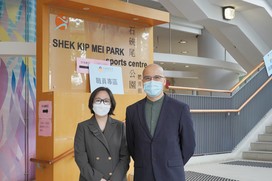 3.香港大學專業進修學院，生物科學及科技學院總監張少能博士(左)表示很高興能夠與九龍樂善堂攜手合作對抗疫情，充份利用彼此的優勢，為長者服務，齊心同行。