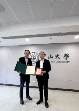 Exchange of souvenirs between Professor William Lee and Mr He Xiaozhong