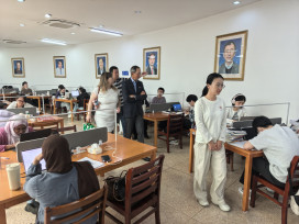 Professor Lee and his delegation visit the teaching and self-study facilities at the Youyi Campus, gaining an in-depth understanding of the students' learning environments on campus.