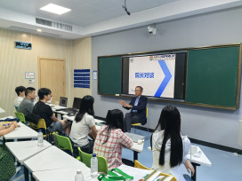 Professor Lee visits the teaching frontline and holds a face-to-face 'Dialogue with the Director' with the new students.