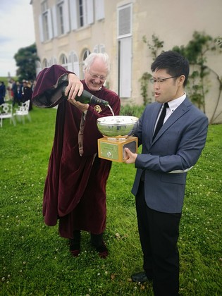 評審為HKU SPACE team 倒酒祝賀!感激老師Chris So的指導