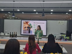 Ms Susanna Poon, HKU SPACE Certificated WSET Wine Educator and President of HKU SPACE Wine Alumni Association, guided the attendees through the distinguishing features and grades of five Champagne varieties.