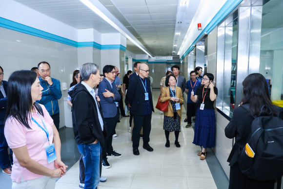 The delegation visiting the laboratory at KingMed Diagnostics 