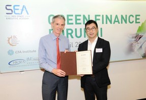 Left: Mr Simon Weston, Senior Fund Manager, AXA Investment Managers; Right: Mr Kevin Yeung, Associate Head of College of Business and Finance, HKU SPACE