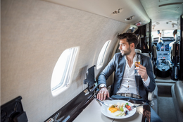 私人飛機空姐:餐飲、鋪床一腳踢  隨時環遊世界：南極都去過！