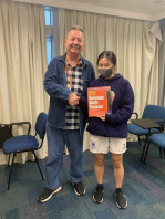 恭喜Tracy获得我们德语入门证书课程的杰出表现奖！Gratuliere!