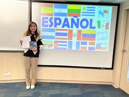 恭喜李小姐於我们的课程『Certificate in Spanish (Introductory)』当中获得杰出表现奖 ! ¡Felicidades! (2024年三月)